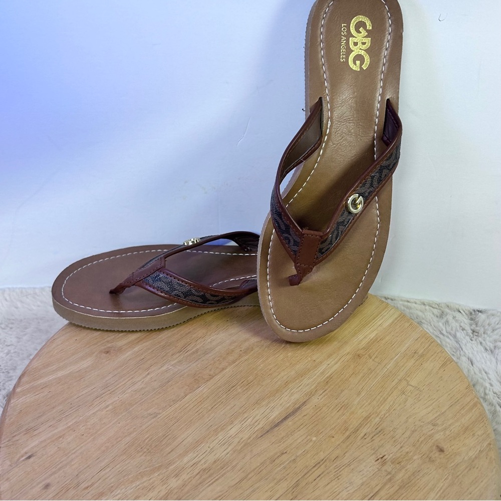 NWOT GBG Los Angeles Brown Thong Sandals
